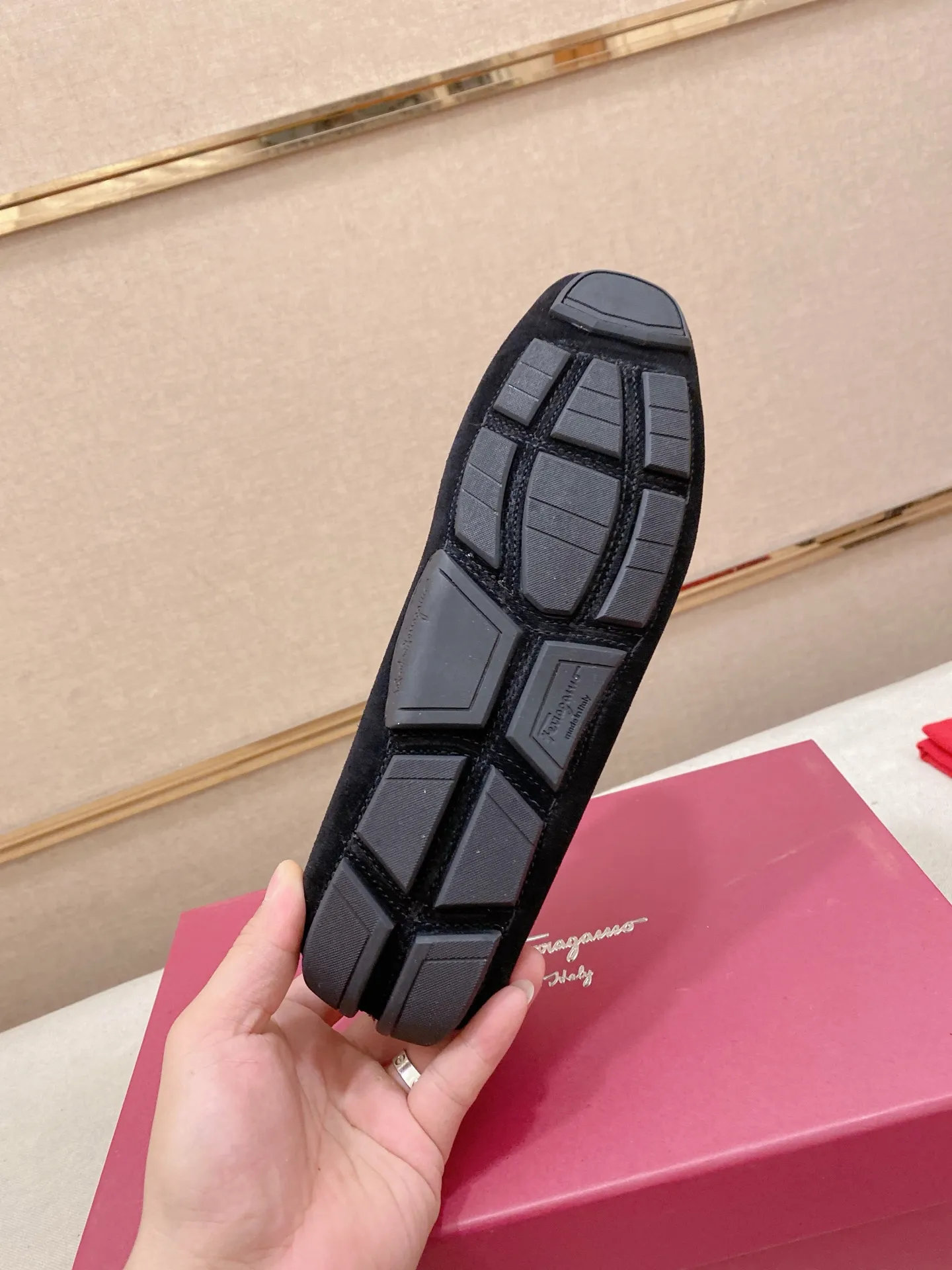 Factory price: 540💰High-end quality! Ferragamo🆕🆕Exclusive hot-selling products in stock🔥🔥New products on the shelves, high-quality Ferragamo men's pea shoes, high-end casual driving shoes, with complete packaging! 💪 💪 Material: imported suede cowhide 🐂 + imported high-quality water-dyed cowhide lining + wear-resistant outsole 👍🏻👍🏻 Features: high-end and comfortable, purely handmade 🚀 🚀 Create the perfect shoe that suits you best 🔥 🔥 Size: (38-44) 45 standard size can be customized!